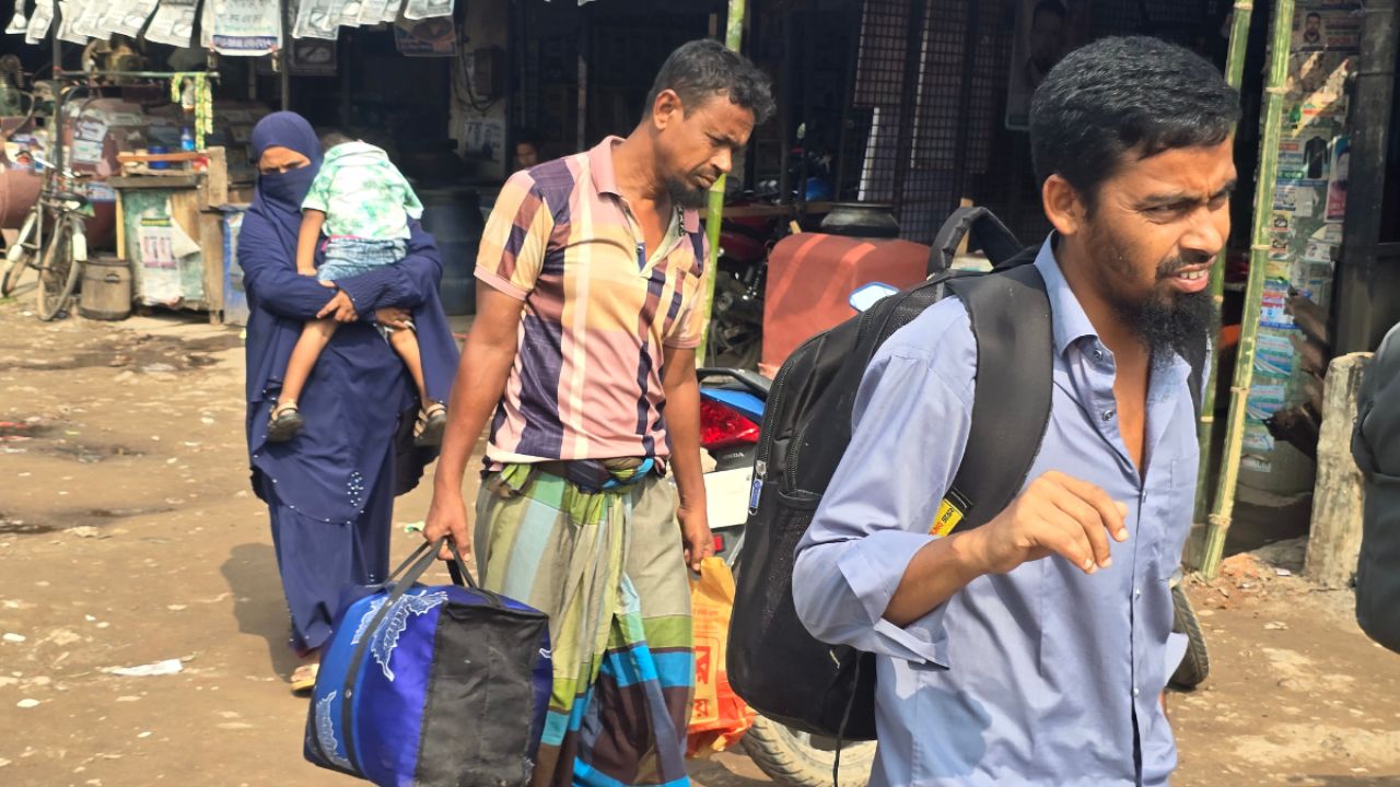 নওগাঁয় দুই পক্ষের সম্মতির পরও চলছে না বাস