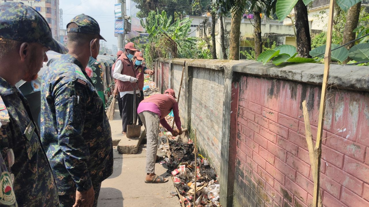 ফেনীতে ডেঙ্গু প্রতিরোধে পরিচ্ছন্নতা অভিযান ও লিফলেট বিতরণ