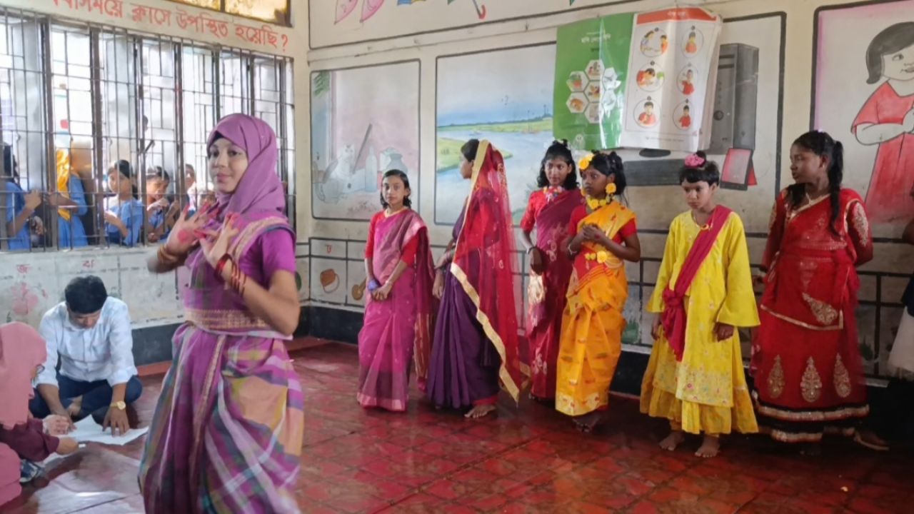 নজরুল বর্ষে মেতে উঠল মোকামতলার শিক্ষার্থীরা