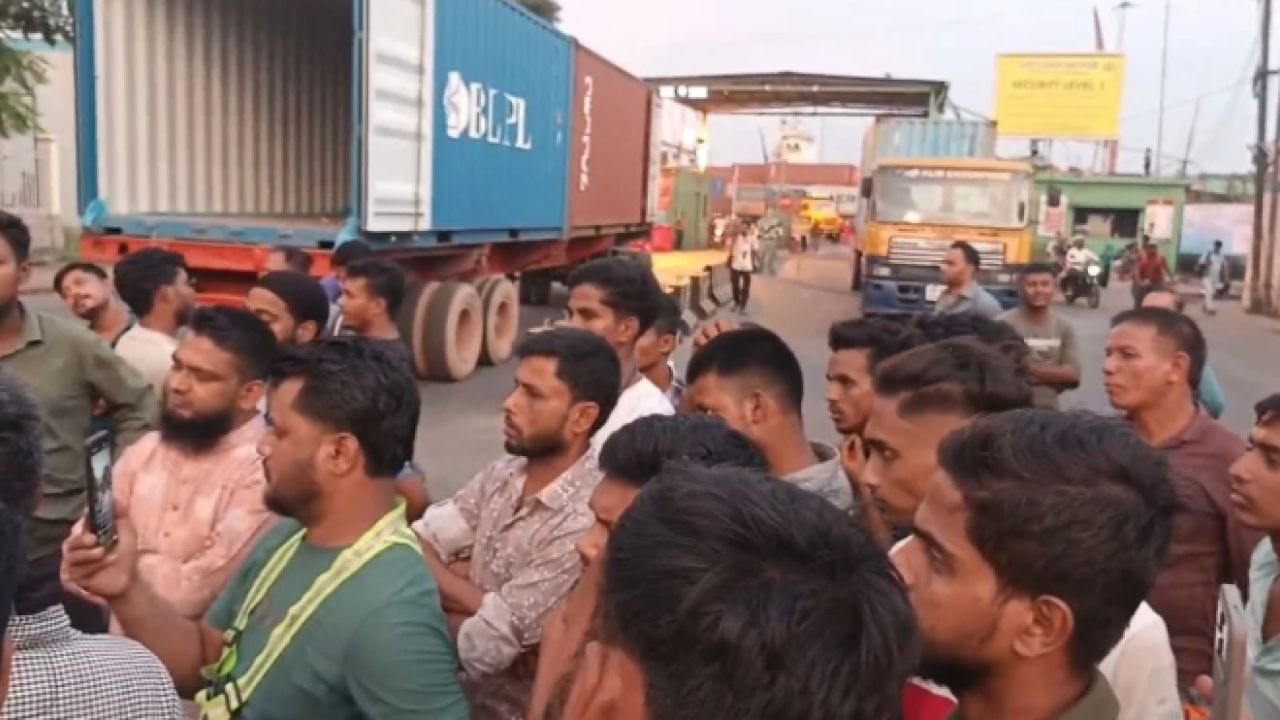 চট্টগ্রাম বন্দরে শ্রমিক মারধর, কনটেইনার ডেলিভারি বন্ধ