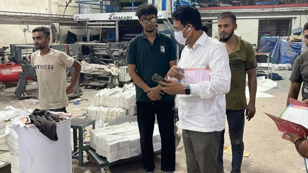 পাঠ্যবইয়ের মান দেখতে মধ্যরাতে প্রেসে শিক্ষামন্ত্রী মিলন