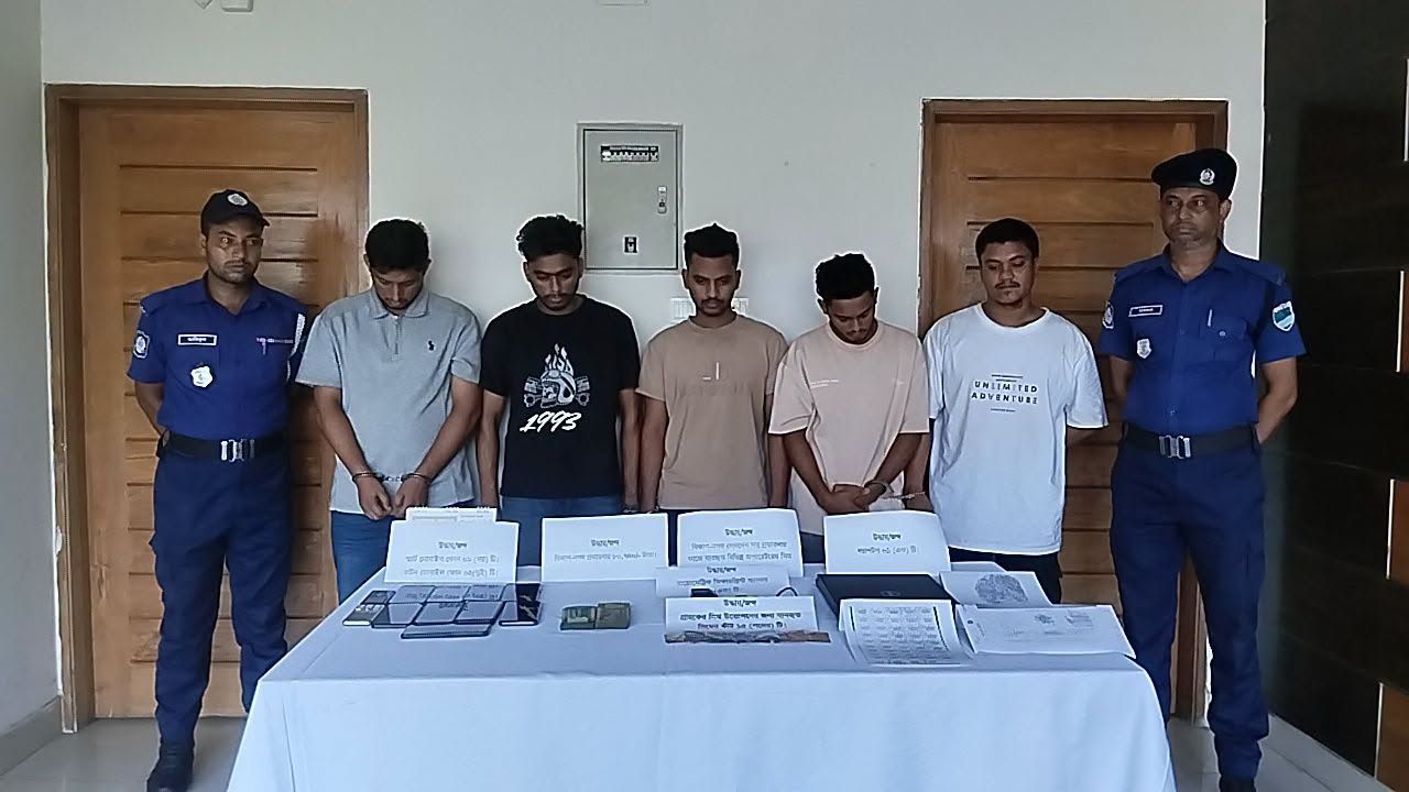 সীমকার্ড ক্লোন করে টাকা হাতিয়ে নেওয়া চক্রের ৯ সদস্য গ্রেপ্তার