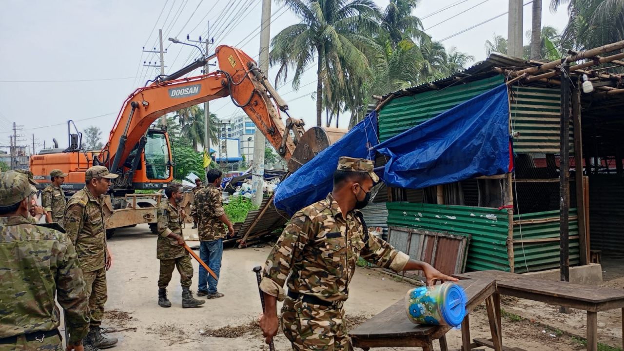 কালুরঘাটে অবৈধ স্থাপনা উচ্ছেদ, ফুটপাত দখলমুক্ত