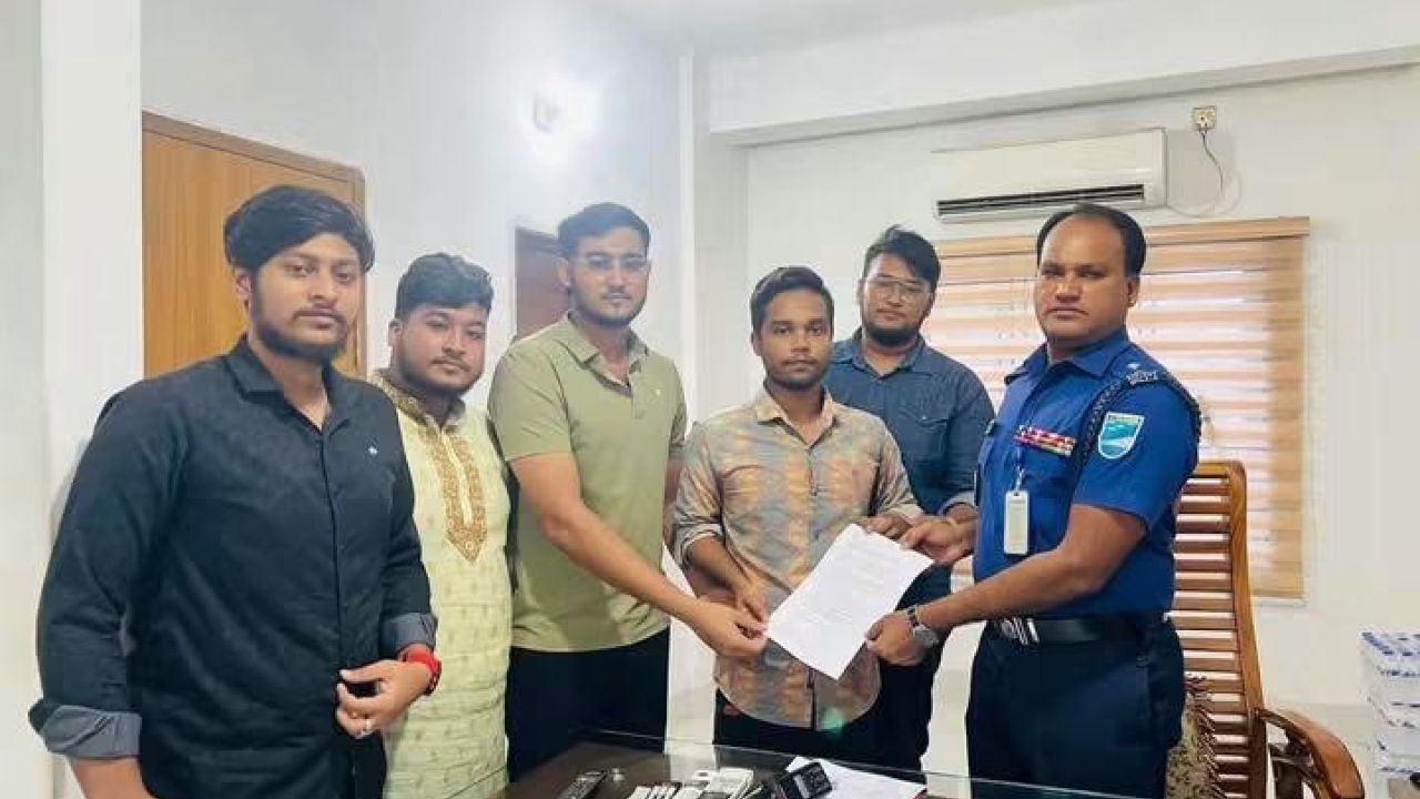 সোনারগাঁয়ে বাসে বেআইনি ভাড়া, শিক্ষার্থীদের প্রতিবাদ