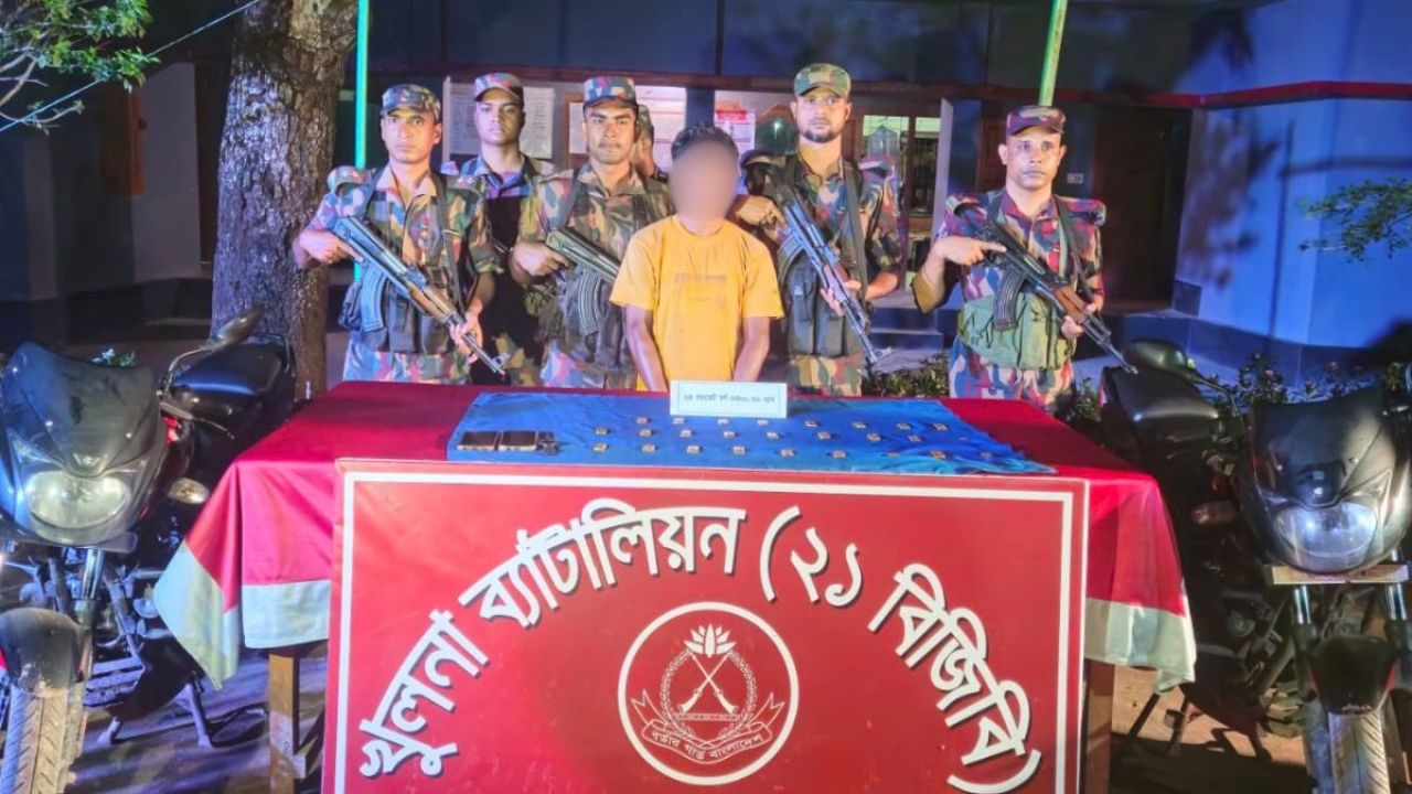 শার্শায় দুই মোটরসাইকেল থেকে স্বর্ণের বার উদ্ধার, আটক ১
