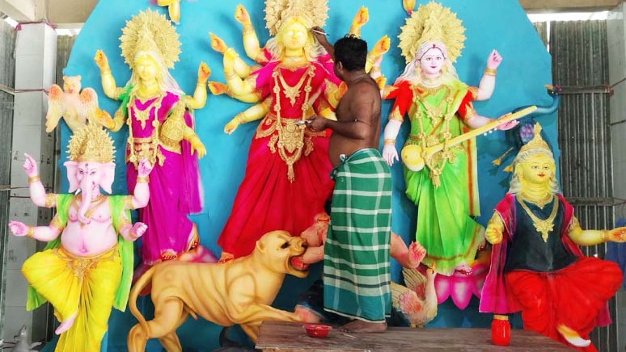 ঘিওরে শারদীয় দুর্গোৎসবের প্রস্তুতি: প্রতিমা তৈরিতে ব্যস্ত মৃৎশিল্পীরা