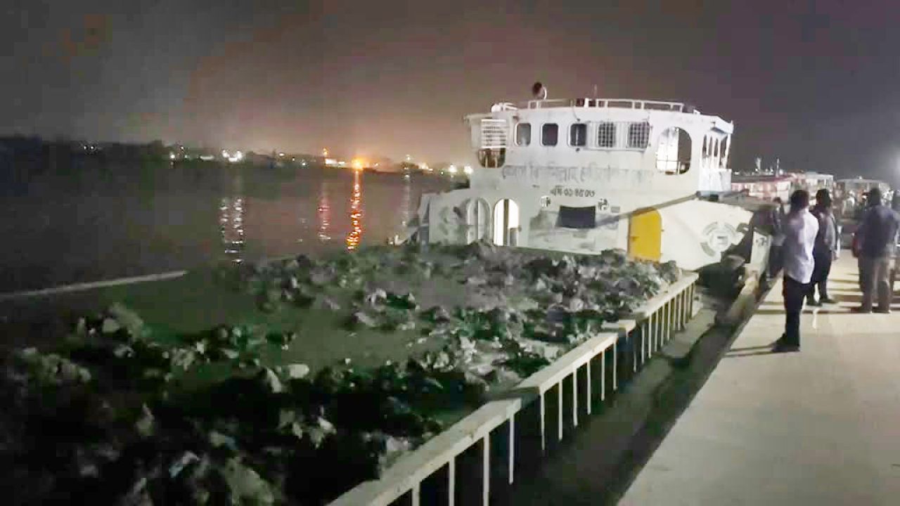 ভৈরব থেকে মাটি পাচারের সময় জাহাজ জব্দ