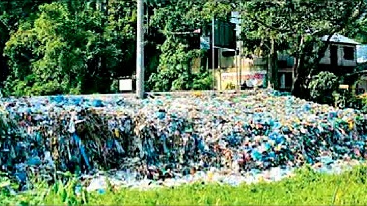 হাসপাতালের সামনে ময়লার ভাগাড়, ভোগান্তিতে রোগী ও পথচারীরা