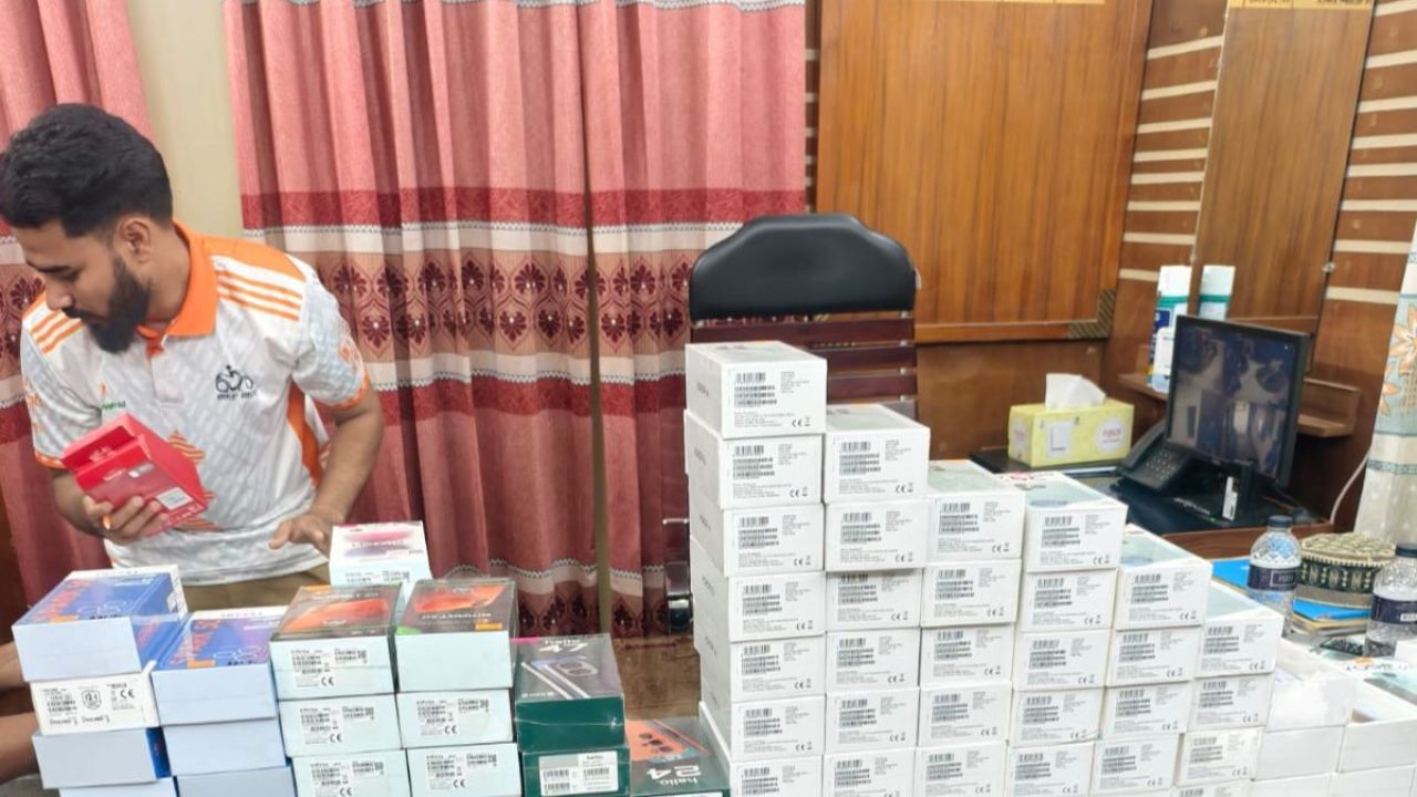 ৯৪ মোবাইল চুরি : তিন ঘণ্টার রোমাঞ্চকর অভিযানে ধরা চোরচক্র