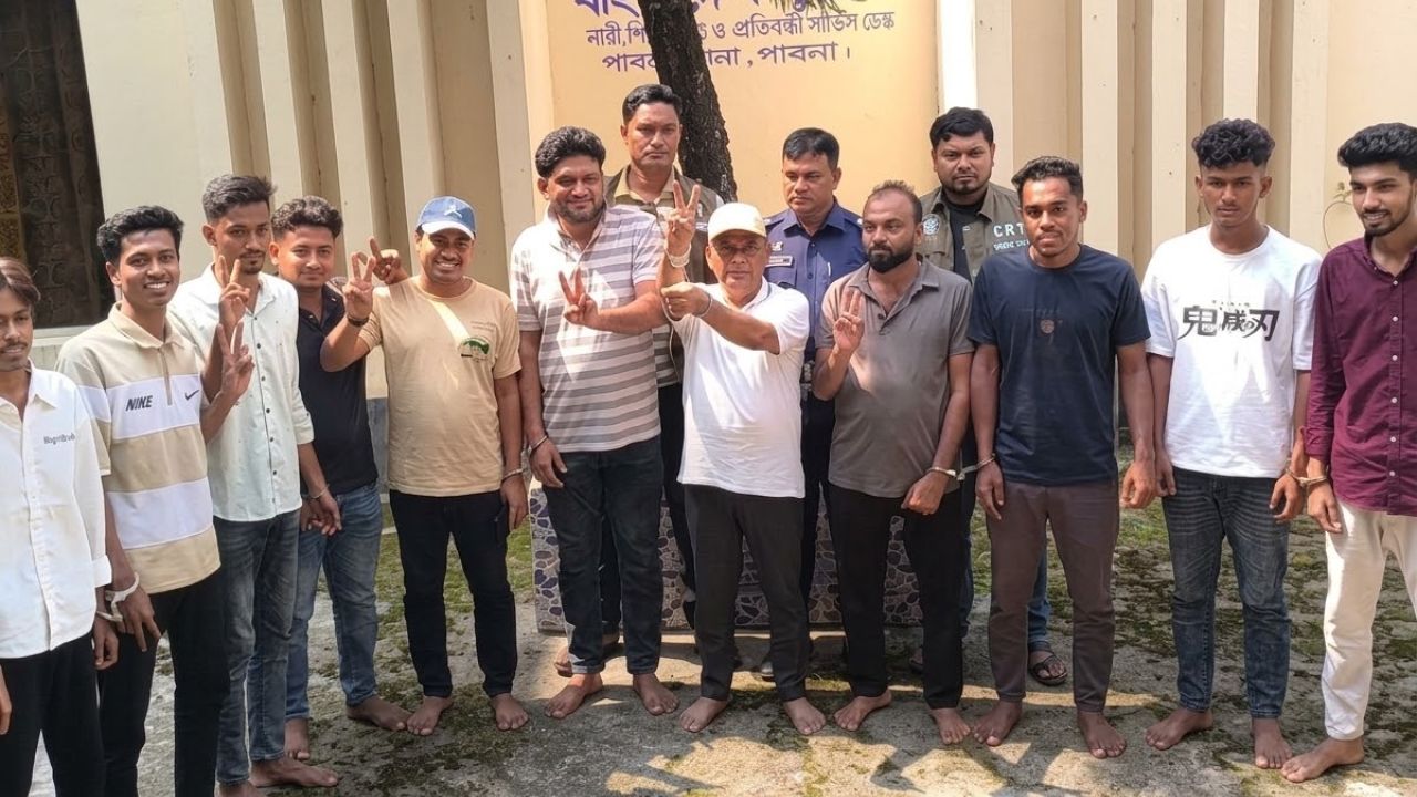 পাবনায় মিছিলের প্রস্তুতিকালে আ. লীগ সভাপতিসহ আটক ১৫