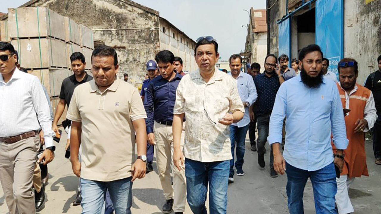 আকস্মিক বেনাপোল স্থলবন্দর পরিদর্শনে নৌপরিবহন মন্ত্রী