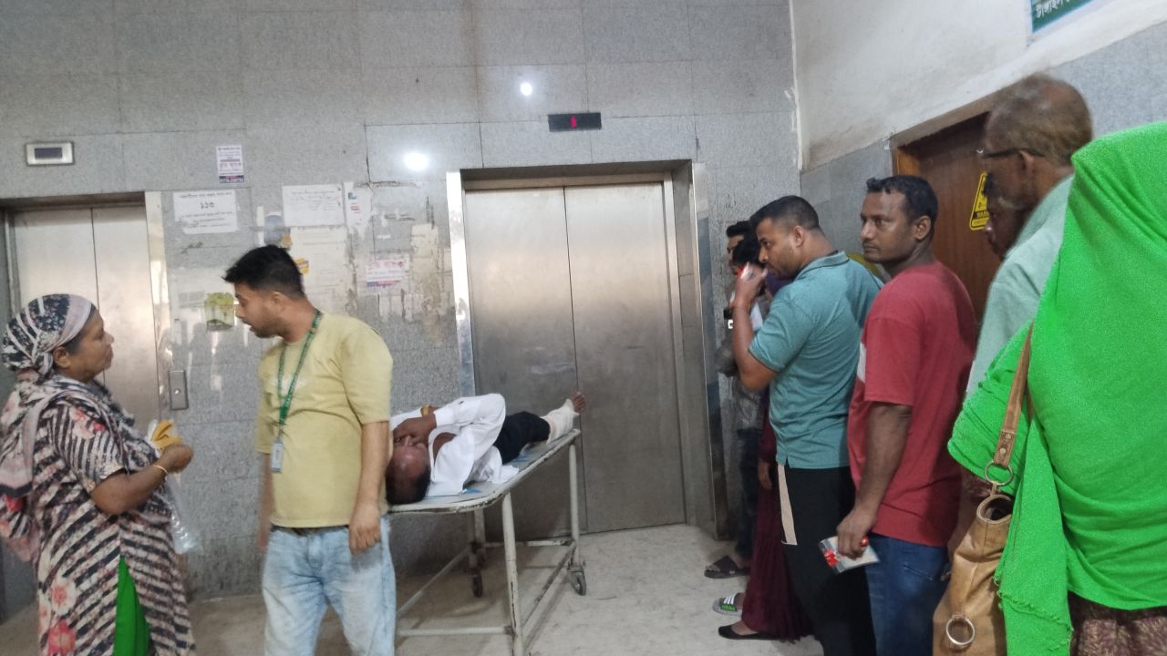 টাঙ্গাইল মেডিকেলে ১২টির ৫টি লিফটই নষ্ট, ভোগান্তিতে রোগীরা