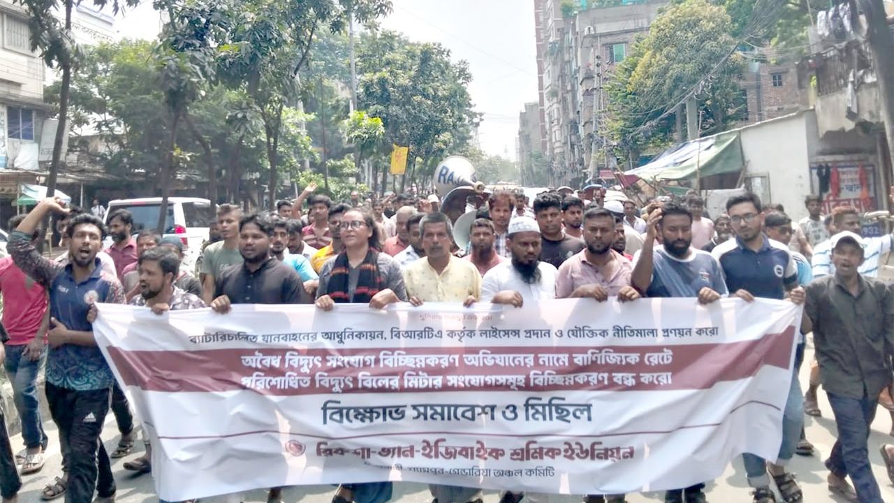 লুটেরাদের স্বার্থে সরকার দেশকে ভুল পথে পরিচালিত করছে