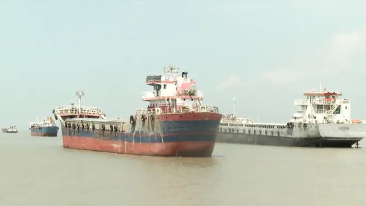 পণ্য খালাসে জটিলতা : চট্টগ্রাম বন্দরের বহির্নোঙরে ভাসছে ৫৫ মাদার ভেসেল