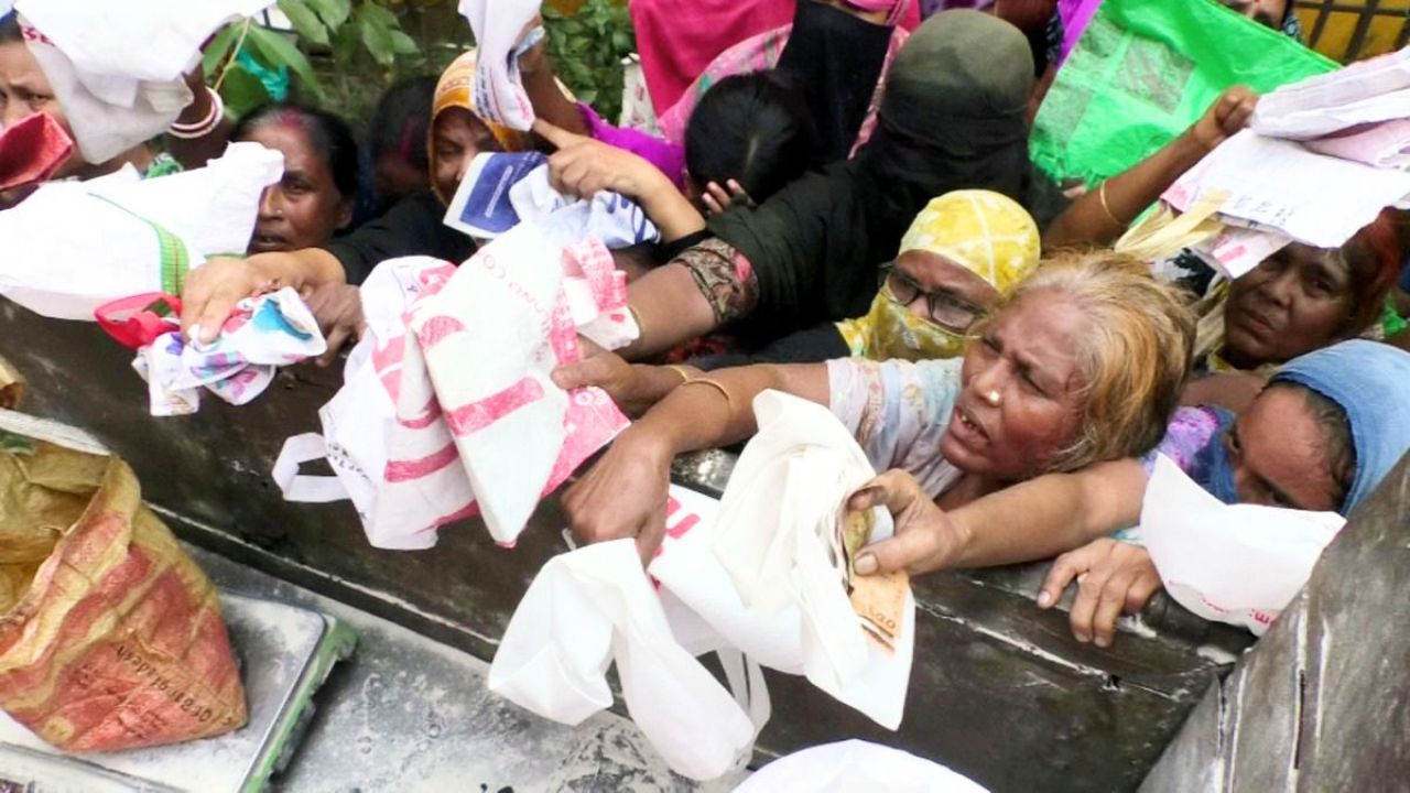 ঘণ্টার পর ঘণ্টা লাইনে দাঁড়িয়েও জুটল না ওএমএসের চাল-আটা