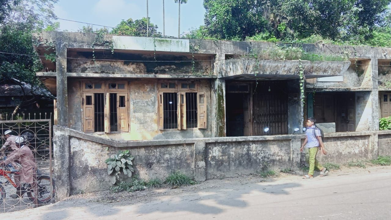 জরাজীর্ণ পোস্ট অফিস ভবনে ভিজে নষ্ট হচ্ছে সঞ্চয়পত্রের হিসাব
