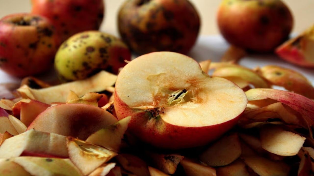 কাটা আপেল কালচে হওয়া ঠেকানোর সহজ উপায়