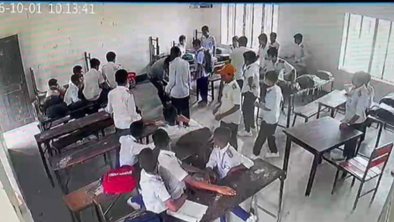  শ্রেণিকক্ষে ঢুকে ষষ্ঠ শ্রেণির ছাত্রকে আছাড়, অভিভাবক আটক