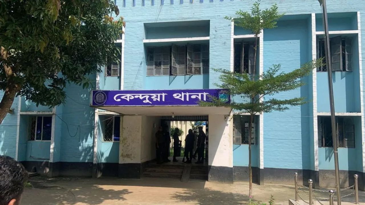 কেন্দুয়ায় দোকানে ঢুকে ব্যবসায়ীর শরীরে পেট্রোল ঢেলে আগুন