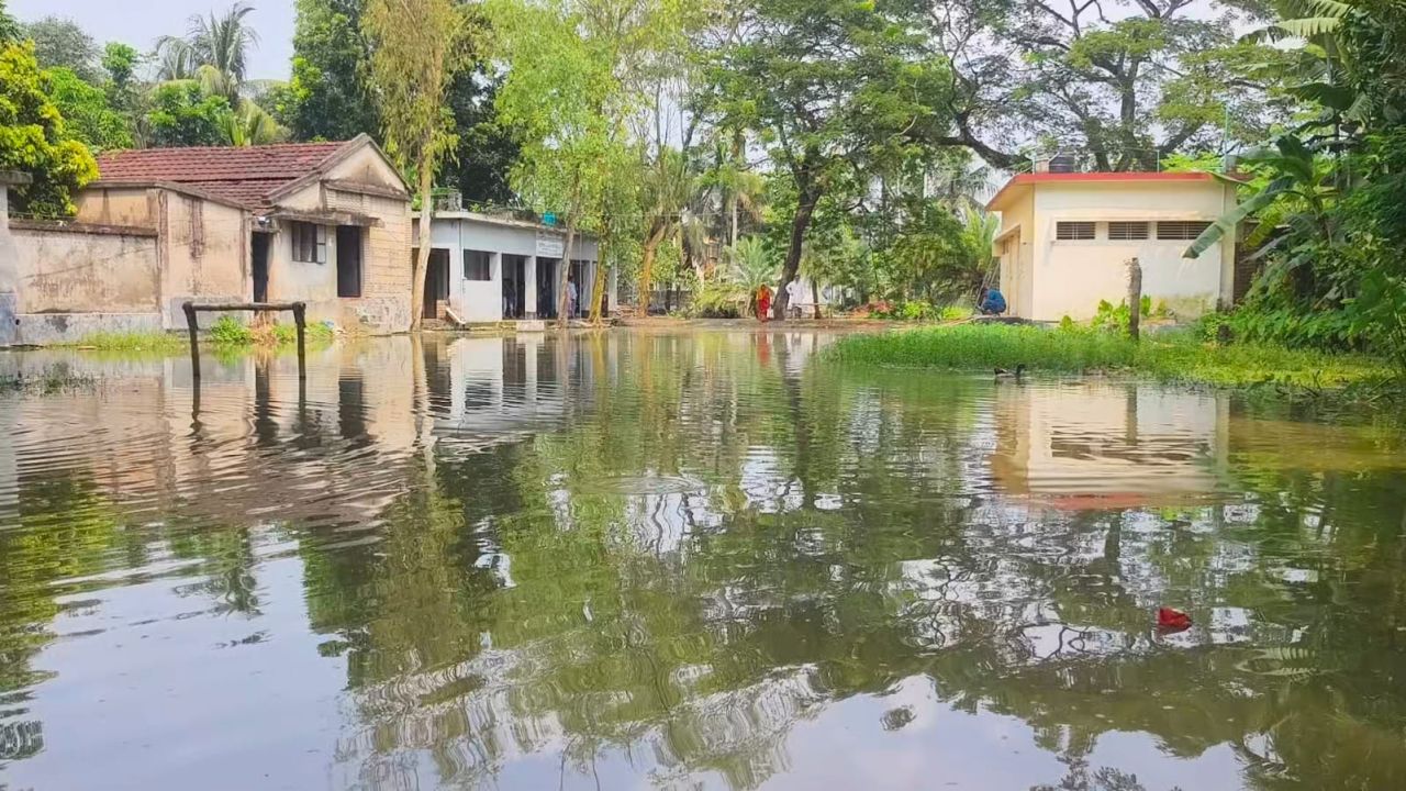 পানিতে তলিয়ে স্কুল, ক্লাসে যেতে চরম দুর্ভোগ