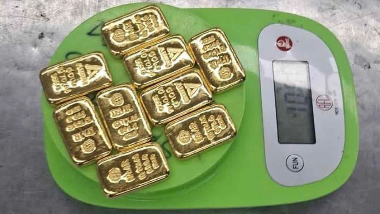 বিমানকর্মীর পকেটে কোটি টাকার সোনা, আটক ২
