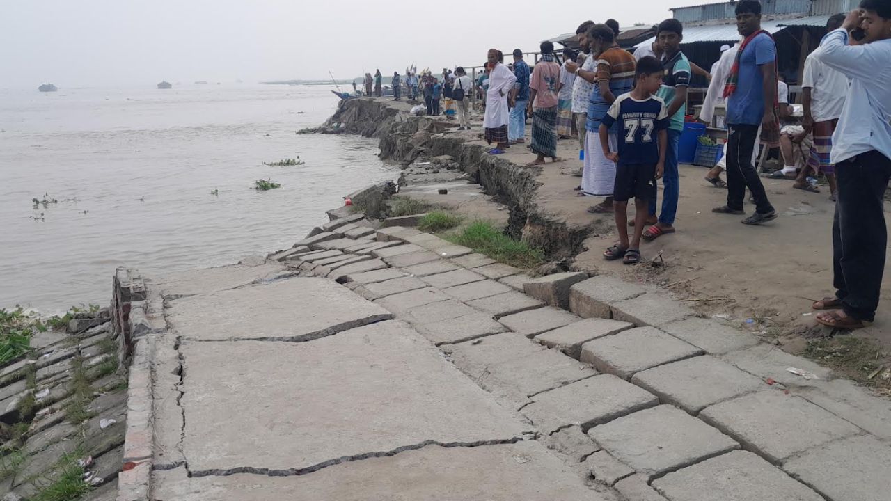 পদ্মার গ্রাসে সুরেশ্বর মাছ ঘাট, ঝুঁকিতে আতড়-ব্যবসাপ্রতিষ্ঠান