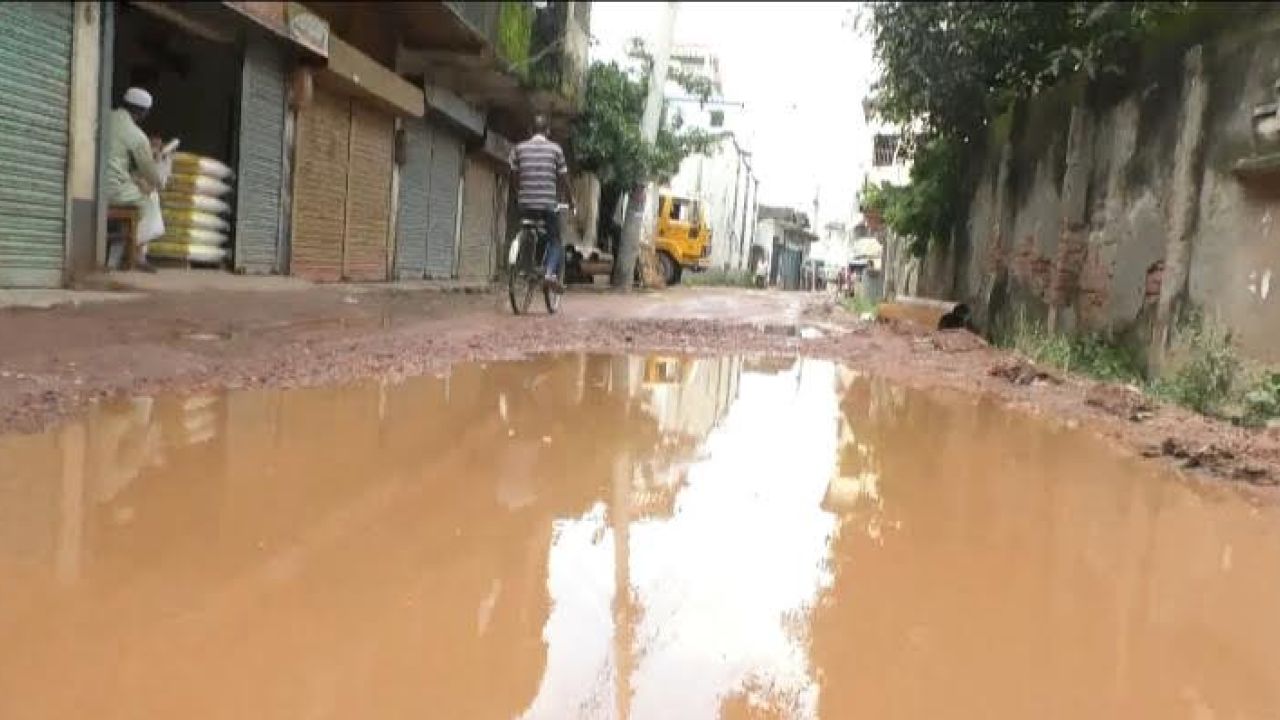 ভাঙা সড়ক, জলাবদ্ধতায় নাকাল নওগাঁবাসী