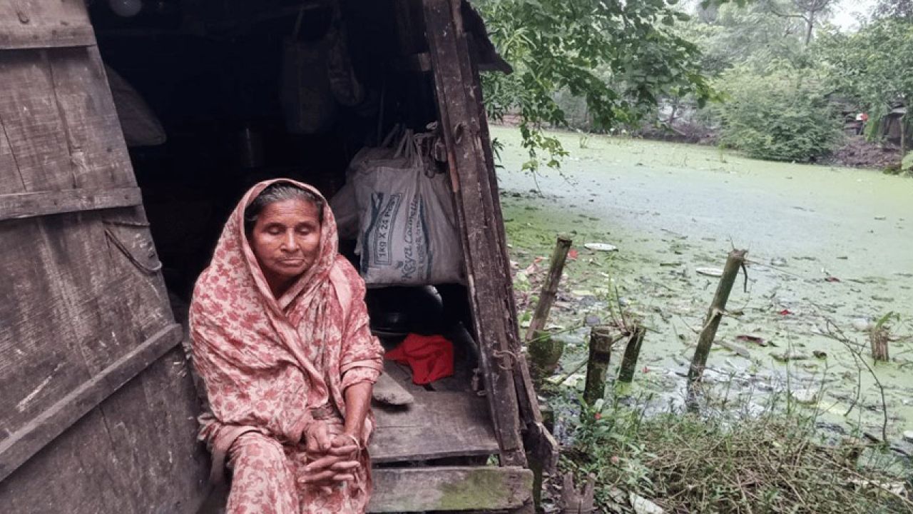 যশোরে নড়বড়ে কাঠের ঘরে নবীরুন্নেসার মানবেতর জীবন