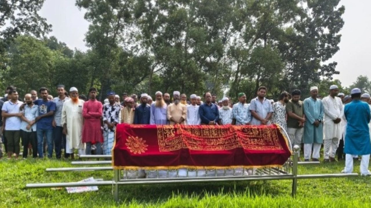 ময়মনসিংহে দুর্ঘটনায় নিহত একই পরিবারের চারজনের দাফন
