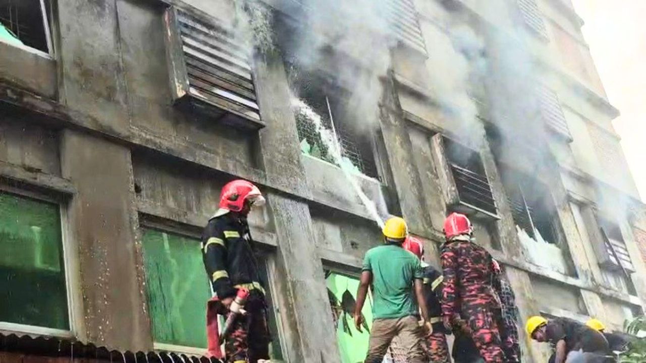 গাজীপুরে পোশাক কারখানার আগুন নিয়ন্ত্রণে, ধোঁয়ায় অসুস্থ ৬৯