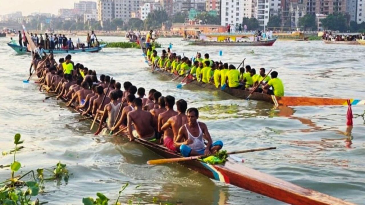 ১৫ বছর পর শীতলক্ষ্যায় নৌকা বাইচ, দুই তীরে মানুষের ঢল