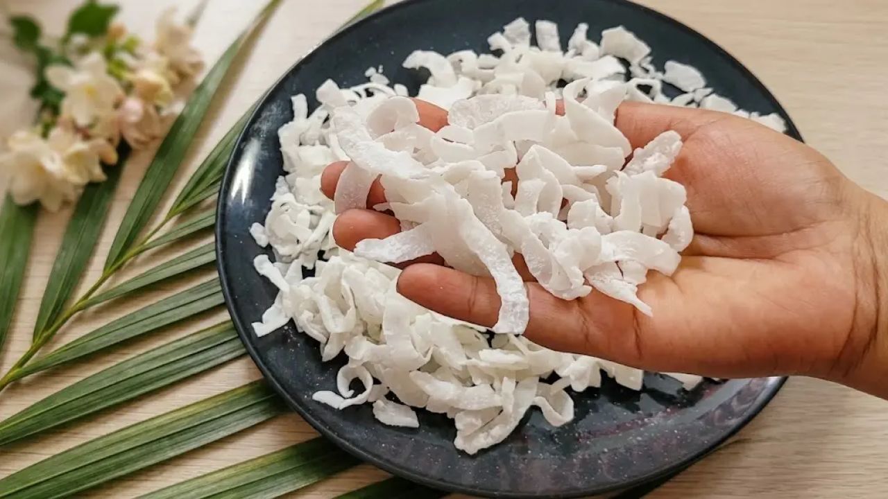 নারিকেলের চিড়া বানাবেন যেভাবে