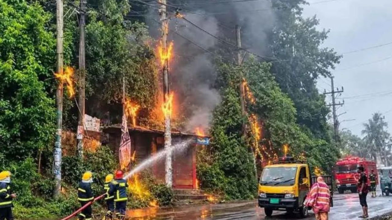 চট্টগ্রামের আকবরশাহে বৈদ্যুতিক খুঁটিতে আগুন