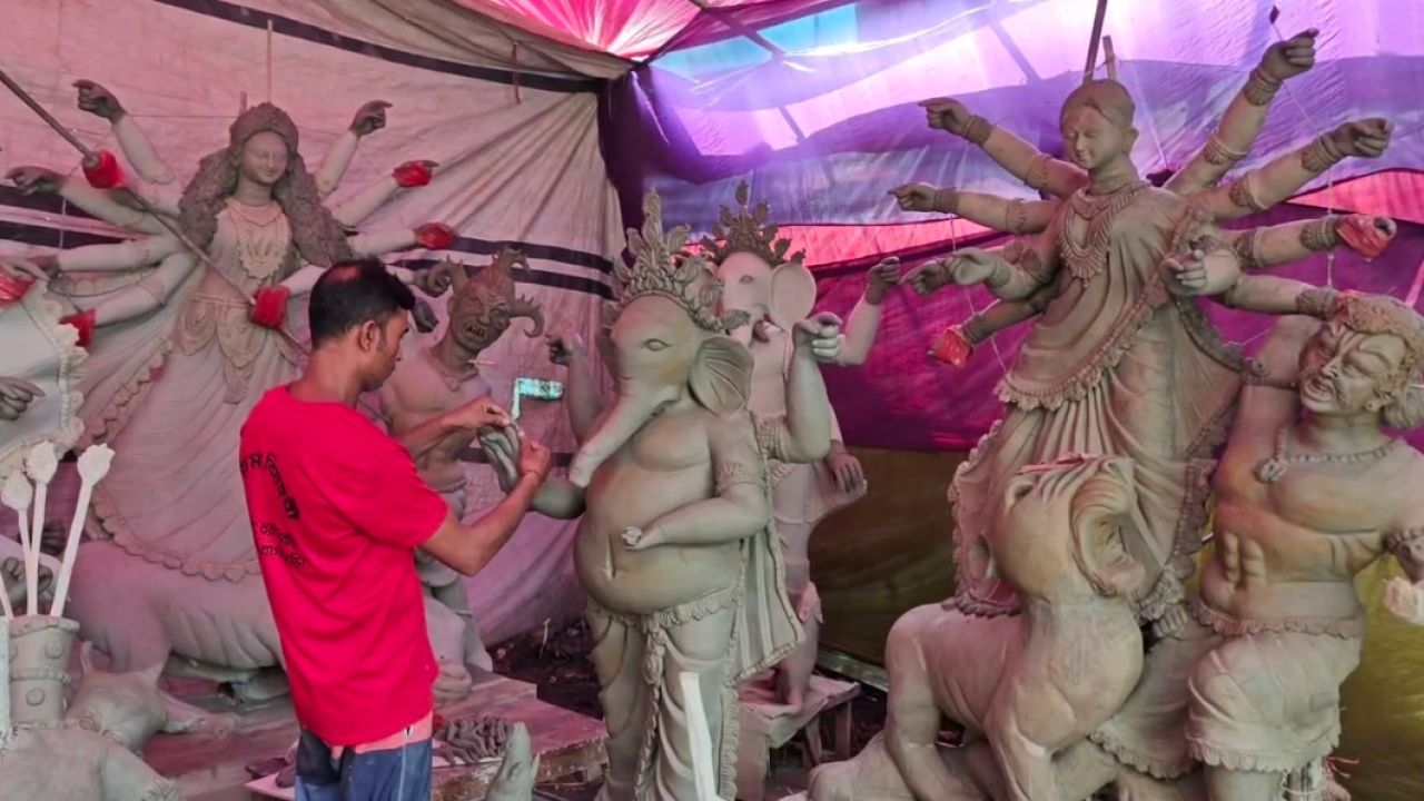  দ্বিগুণ খরচে পূজার আনন্দ ফিকে মৃৎশিল্পীদের সংসারে