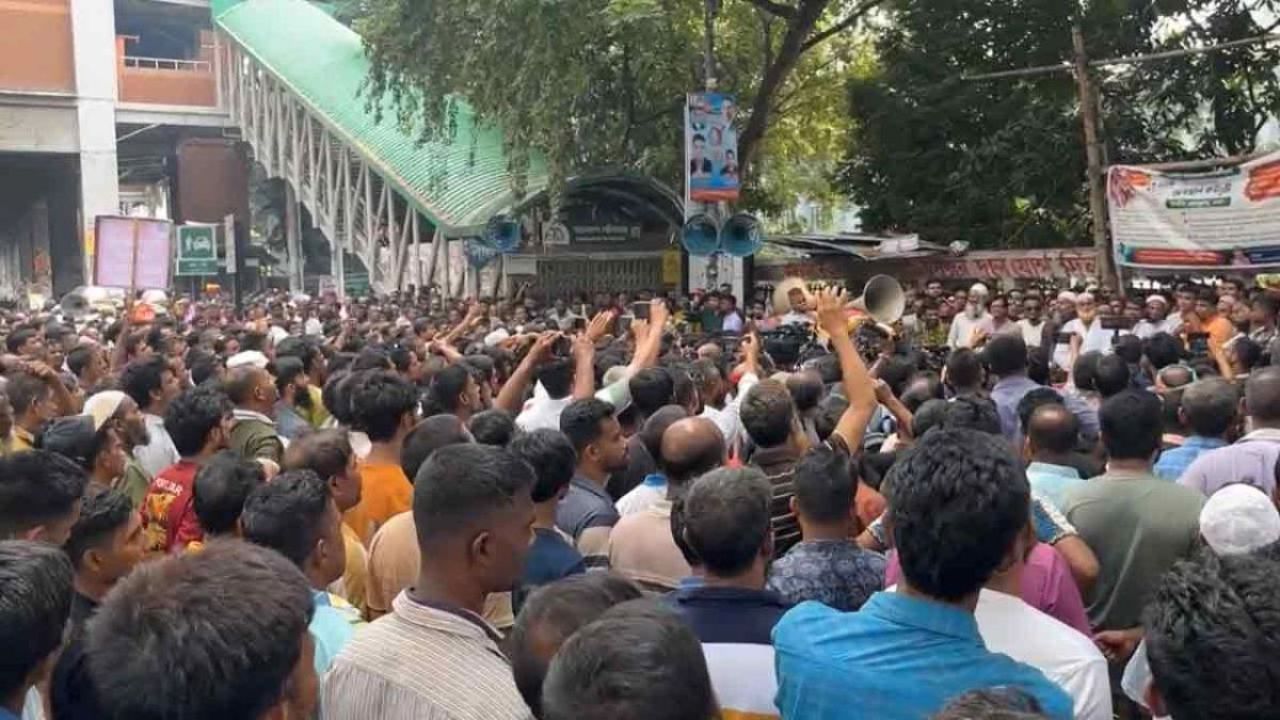 বিদ্যুৎ সংযোগের দাবিতে রাস্তায় অটোরিকশাচালকেরা