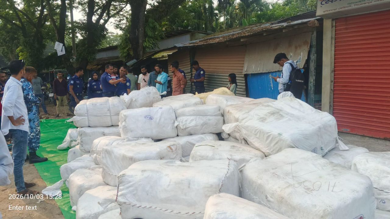 কোস্ট গার্ডের অভিযানে ৩৫০ বস্তা ভারতীয় শাড়ি উদ্ধার