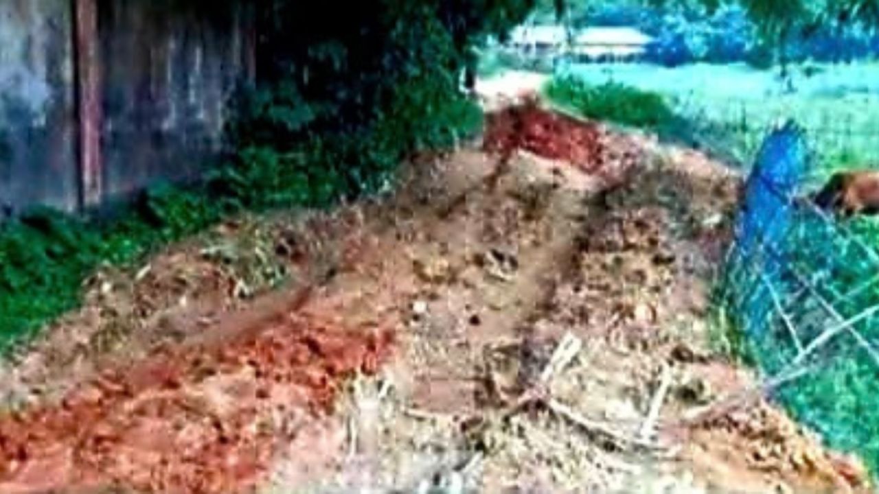বাড়ি তোলার নামে লাল মাটির বাণিজ্য