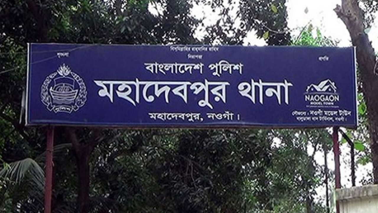 নওগাঁয় অ্যাম্বুলেন্সের ধাক্কায় ভ্যানচালক নিহত