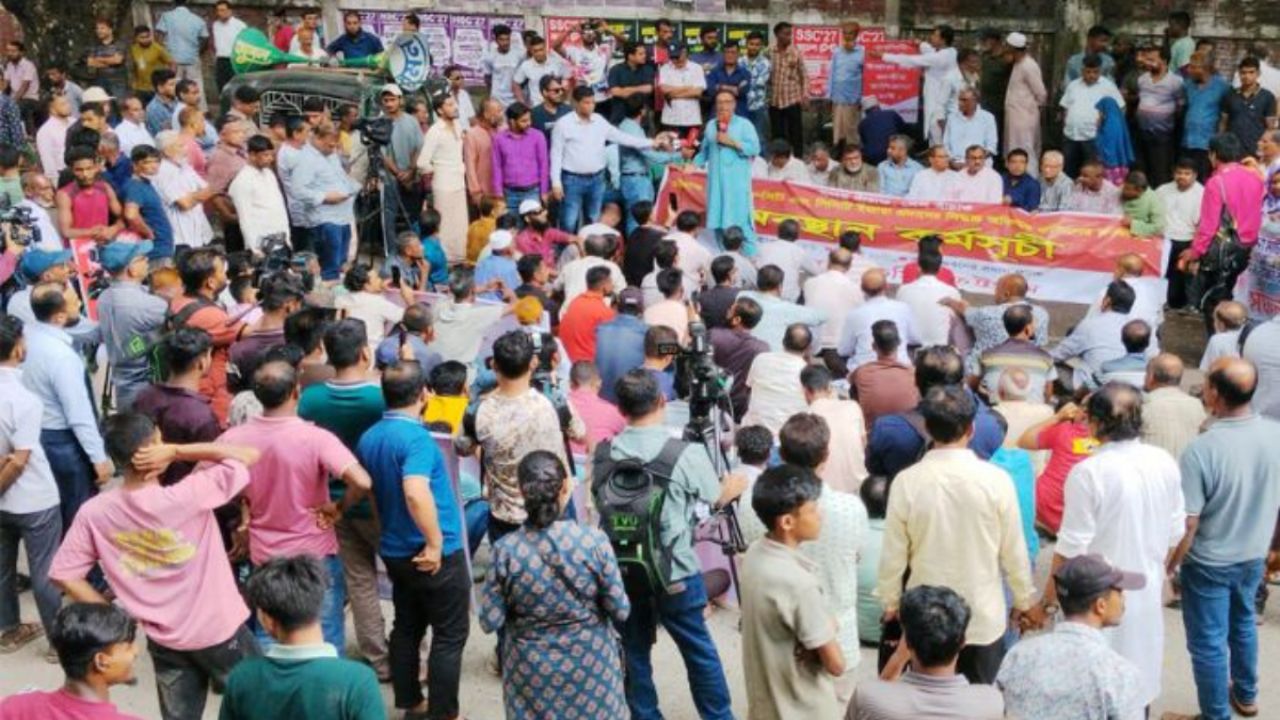 চট্টগ্রাম বন্দরে এনসিটি ইজারা বাতিলের দাবিতে শ্রমিকদের অবস্থান