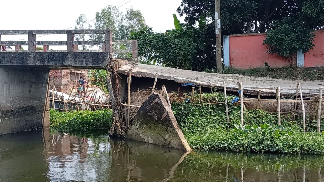 গজারিয়ায় ঝুঁকিপূর্ণ সেতু দিয়ে চলাচল, সংস্কারের দাবি এলাকাবাসীর