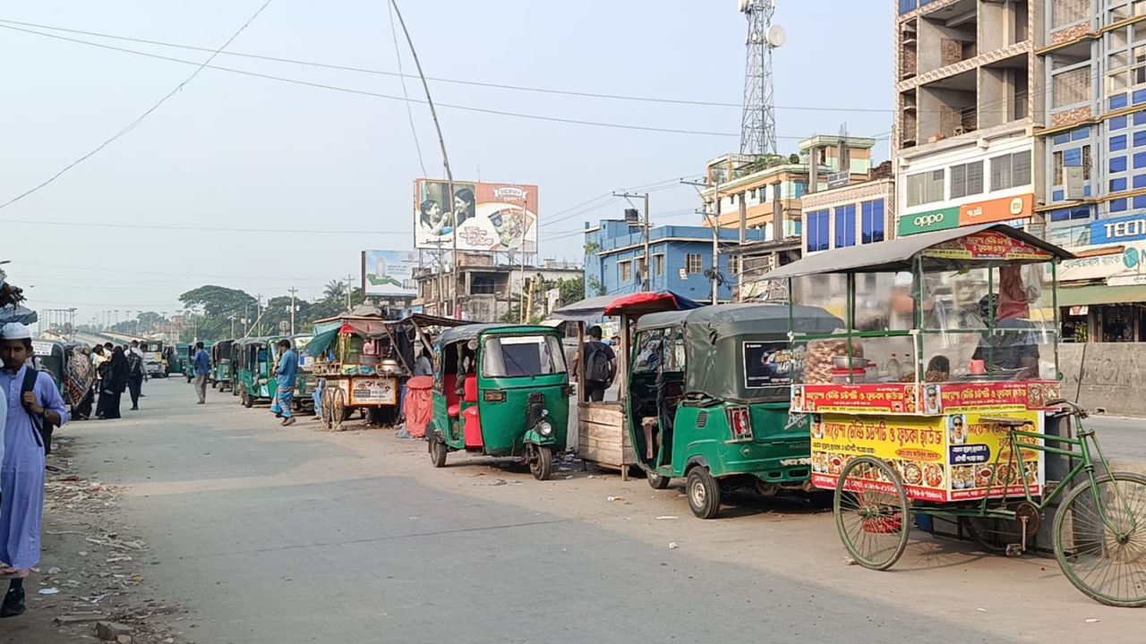 মোকামতলা মহাসড়কে অবৈধ স্ট্যান্ড ও দোকান, বাড়ছে যানজট-দুর্ঘটনা