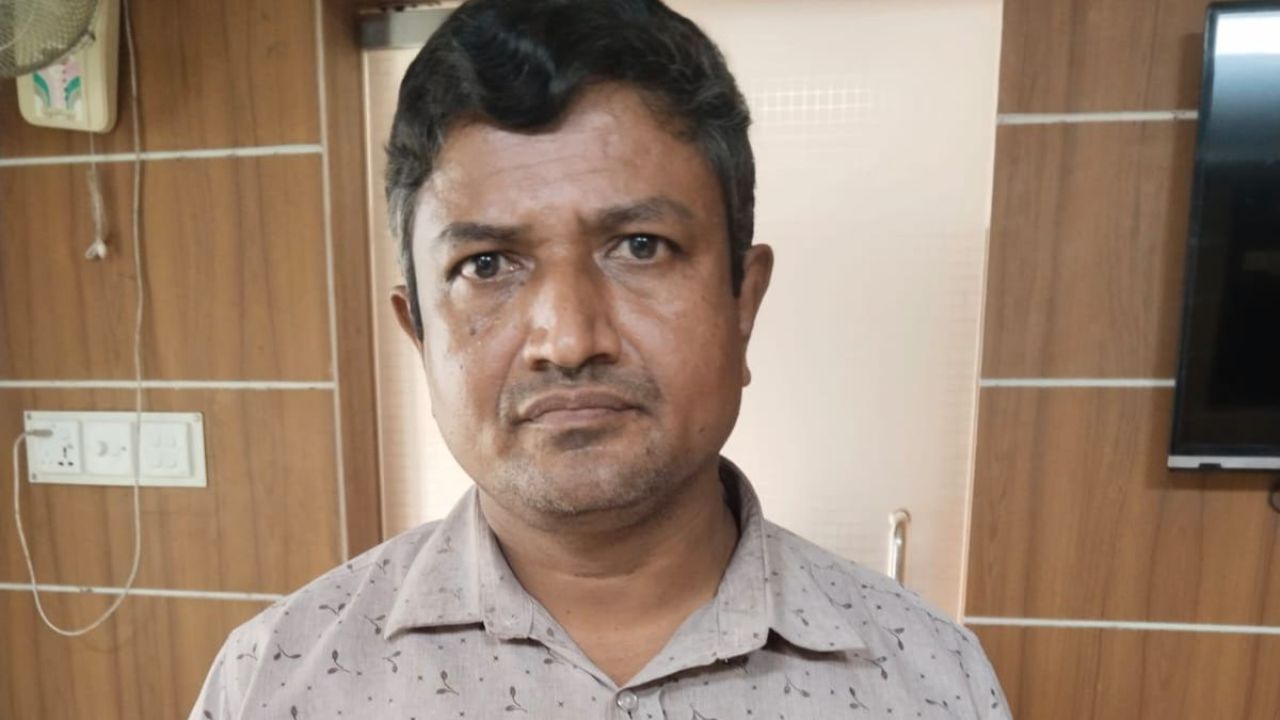 ‘শেখ হাসিনার বাংলাদেশ’ স্লোগানে ব্যানার, প্রধান শিক্ষক আটক