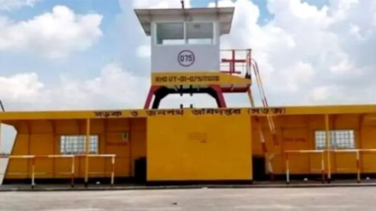 নারায়ণগঞ্জে ফেরিতে দুই ট্রাকের চাপায় লাইনম্যান নিহত