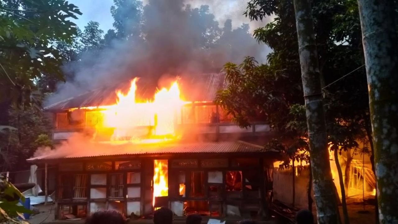 কালকিনিতে শিশুকে ধর্ষণচেষ্টা, অভিযুক্তের বাড়ি ভাঙচুর-অগ্নিসংযোগ