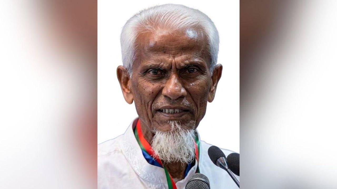 ৫২ বছর ১ টাকায় পড়ানো সেই ‘লুৎফর মাস্টার’ পেলেন বিশেষ সম্মাননা