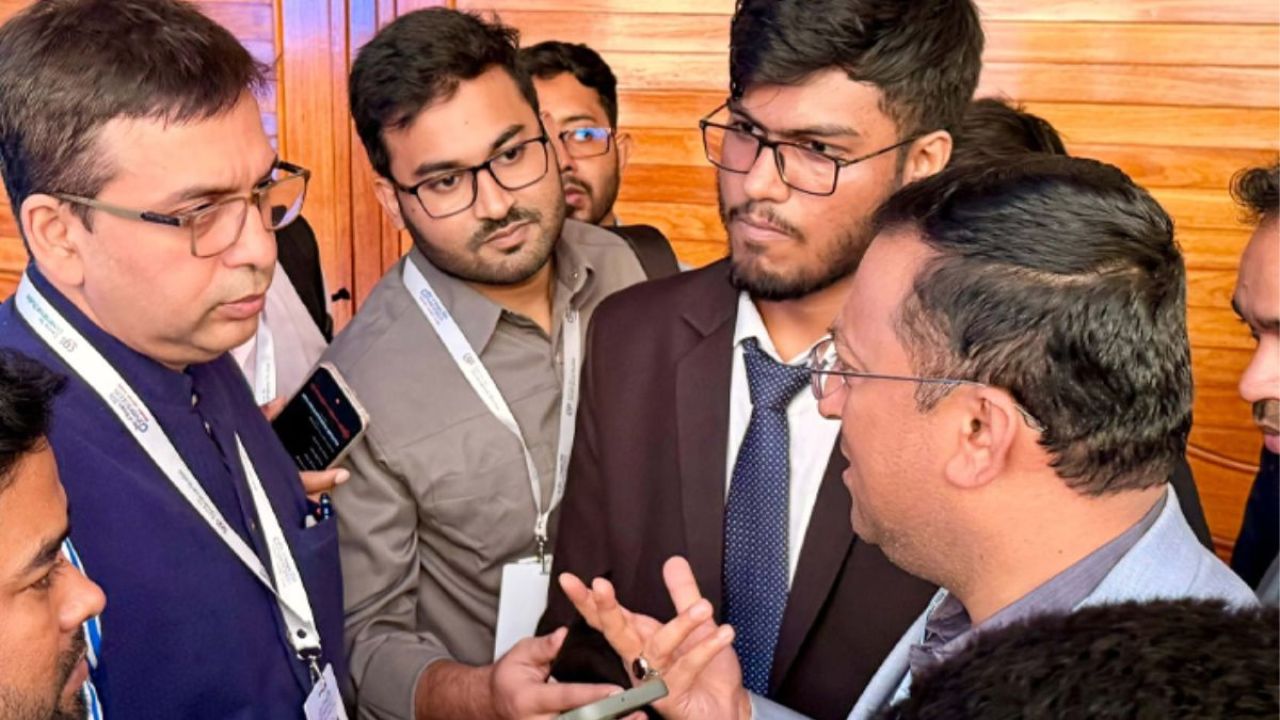 প্রধানমন্ত্রীর দিল্লি সফরে মূল বাধা ভারতে শেখ হাসিনার তৎপরতা