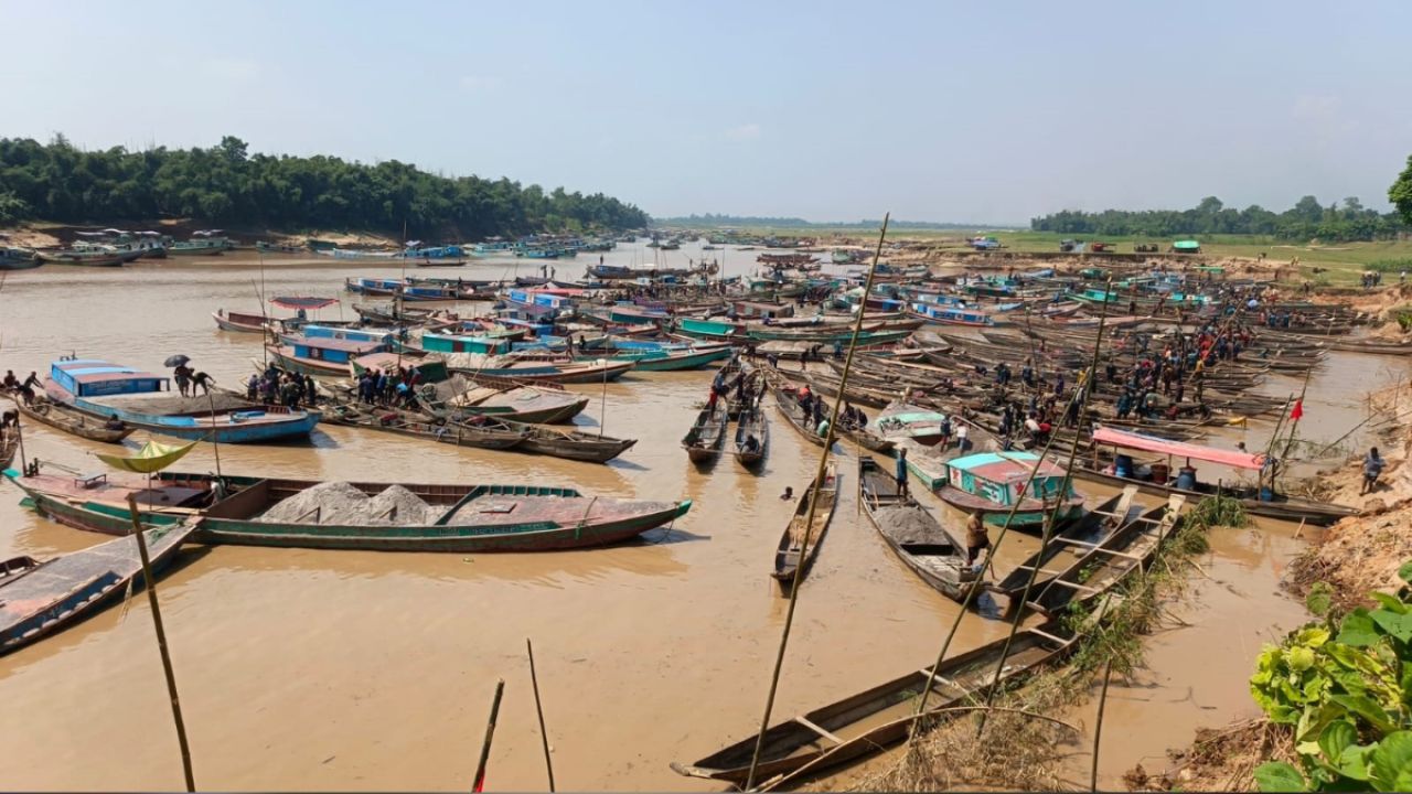 মরা চেলায় ড্রেজারের তাণ্ডবে বিলীন হচ্ছে গ্রাম ও ফসলি জমি