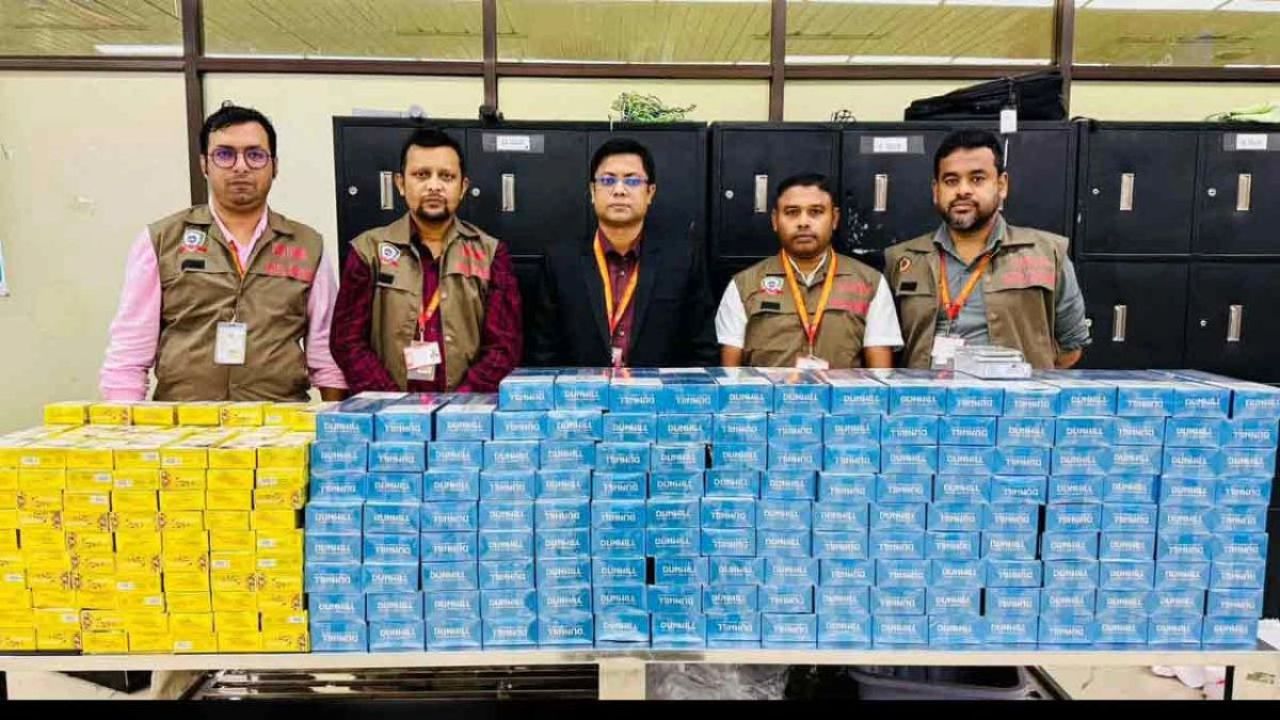 বিমানবন্দরে তিন যাত্রীর ব্যাগে ৬৩১ কার্টন সিগারেট