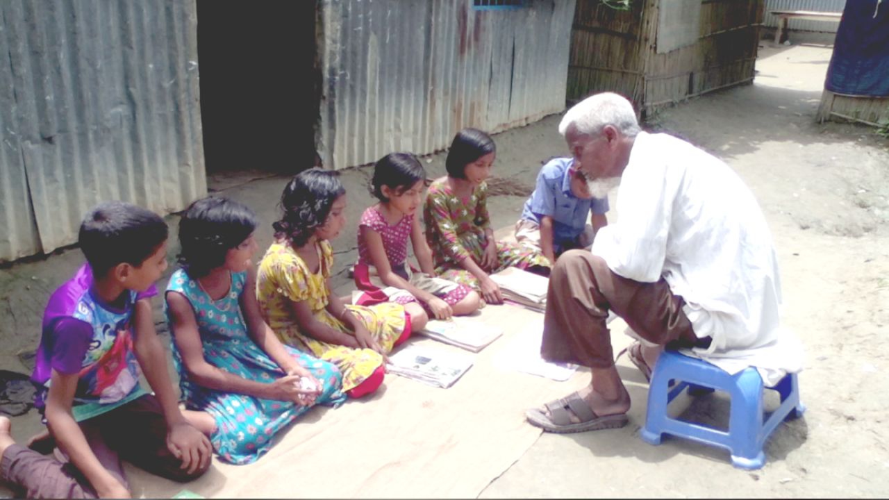 এক টাকার মাস্টার : প্রাতিষ্ঠানিক সুযোগ ছাড়াই যেভাবে মিলল রাষ্ট্রীয় স্বীকৃতি