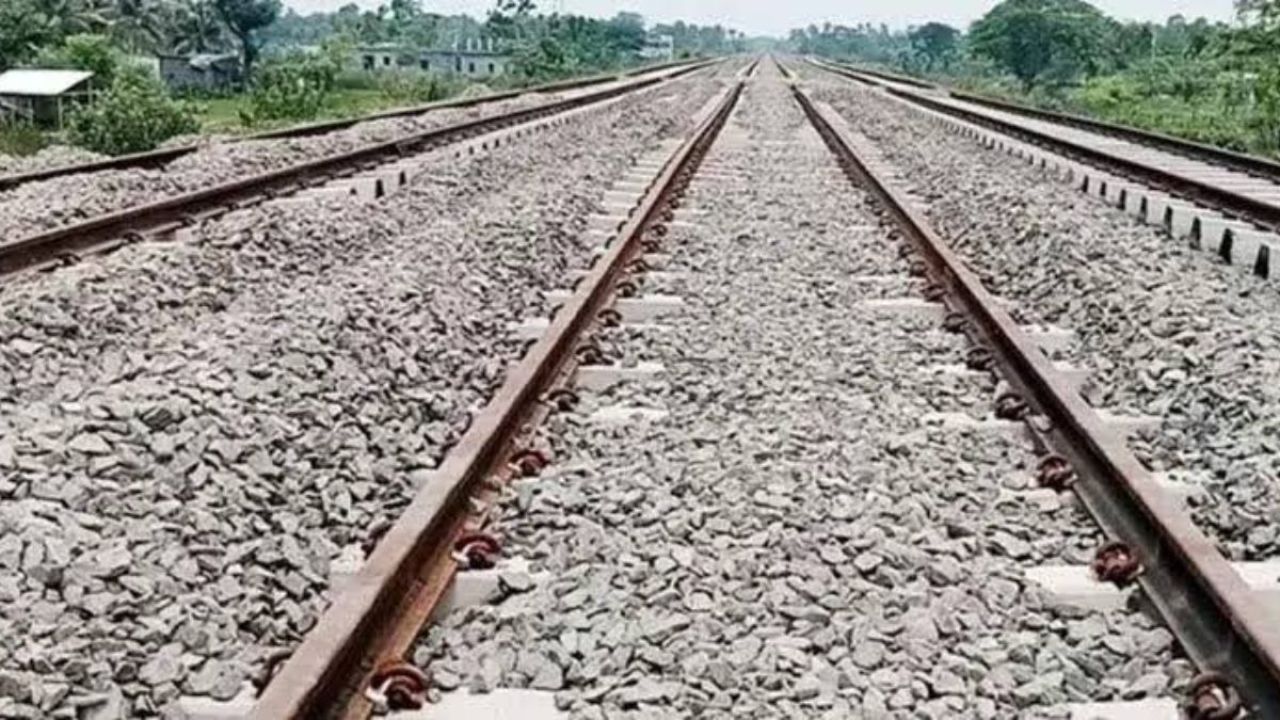 রায়পুরায় ট্রেনে কাটা পড়ে নিরাপত্তাকর্মীর মৃত্যু